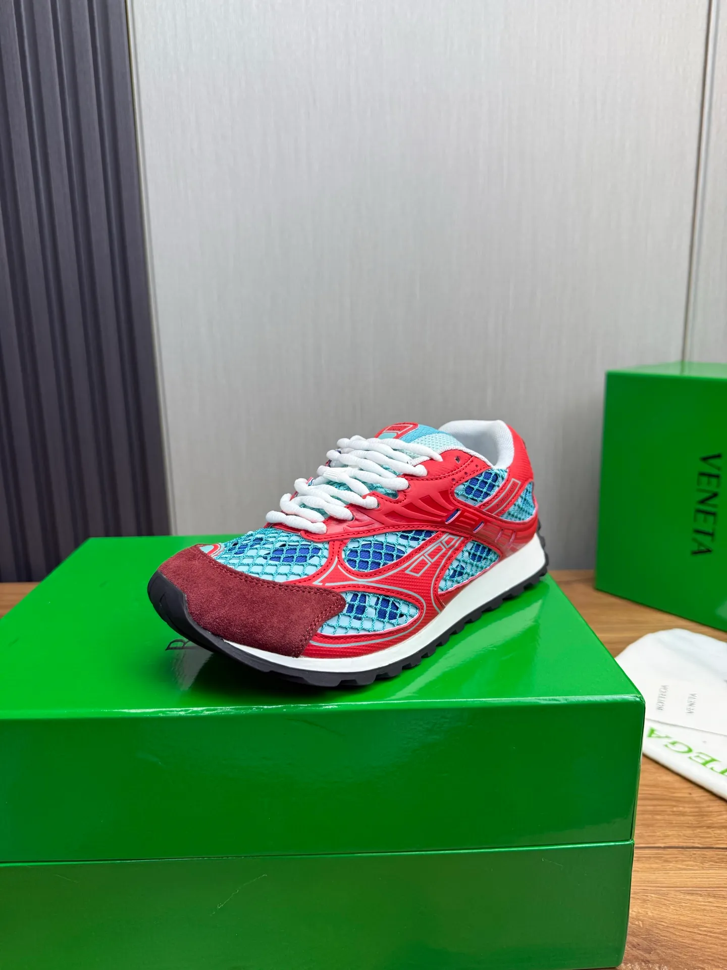 Men's men's shoes 💰620💰 BV top version 𝘽𝙊𝙏𝙏𝙀𝙂𝘼 𝙑𝙀𝙉𝙀𝙏𝘼 Orbit sneakers Wang Yibo same style couple style dad shoes 🩷💚 Runner sneakers, made of lightweight technical mesh fabric. Features a geometric patterned rubber outsole. Pay attention to the package craftsmanship ❕ High version shipping ❗️ Very nice, durable to play with and durable to make ✔️ Standard version 💯💯 The outsole is made of color-blocked TPU outsole. Women’s model 35-41 (40 41 customized) Men’s model 39-46 (45.46 customized) Equipped with original packaging